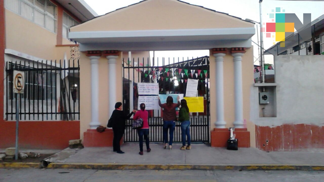 Docentes toman escuela primaria de Martínez