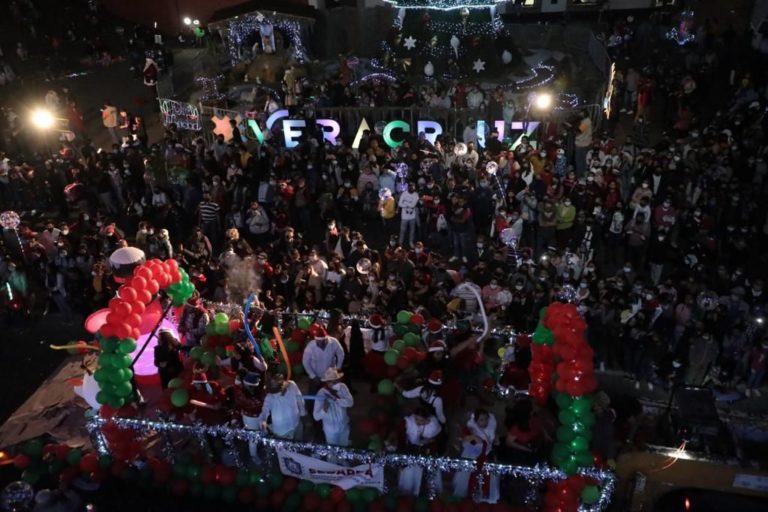 Xalapa se ilumina con desfile Navideño” y congrega a cientos