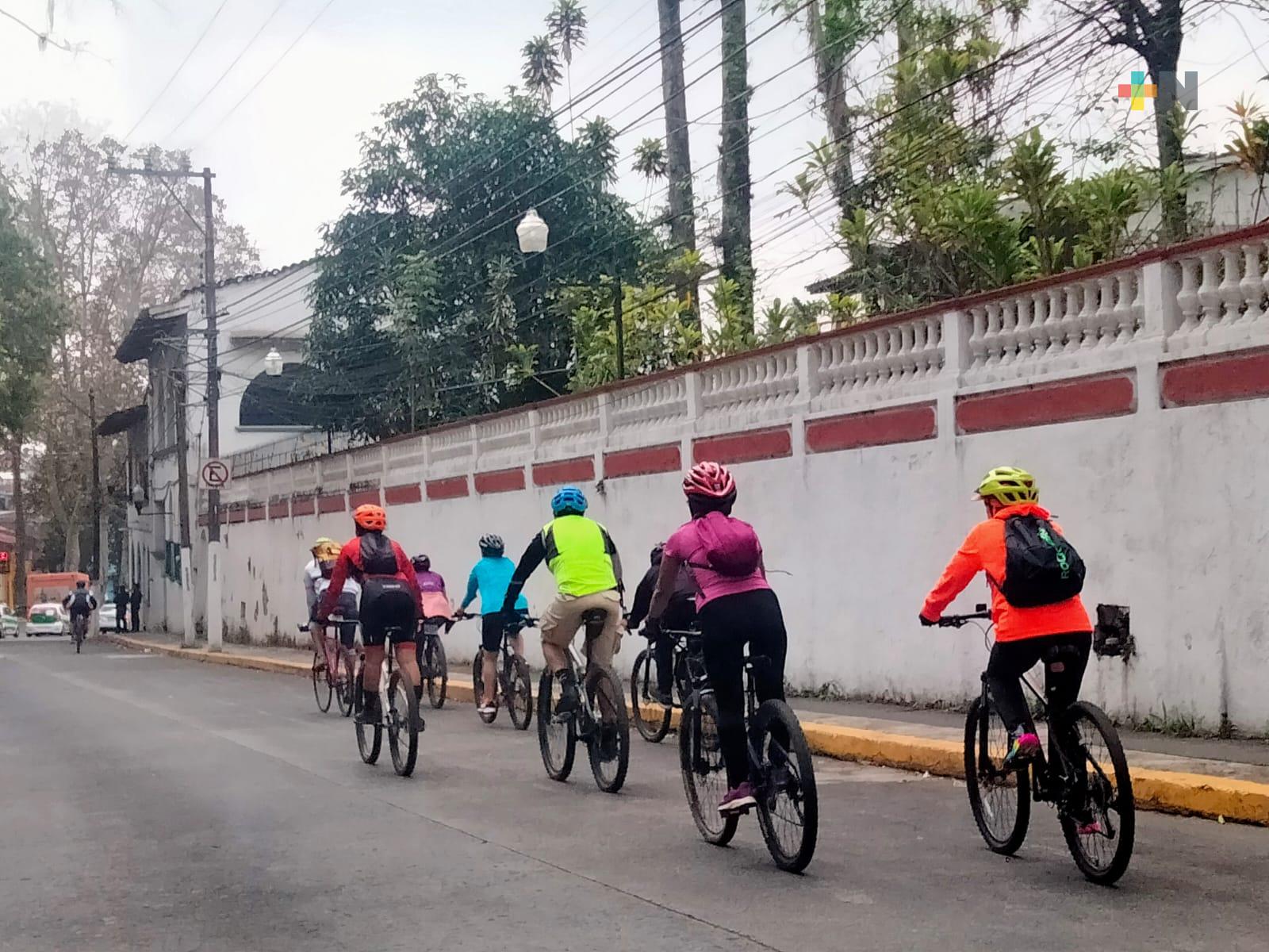 Polic as municipales resguardan recorrido de ciclistas en Xalapa