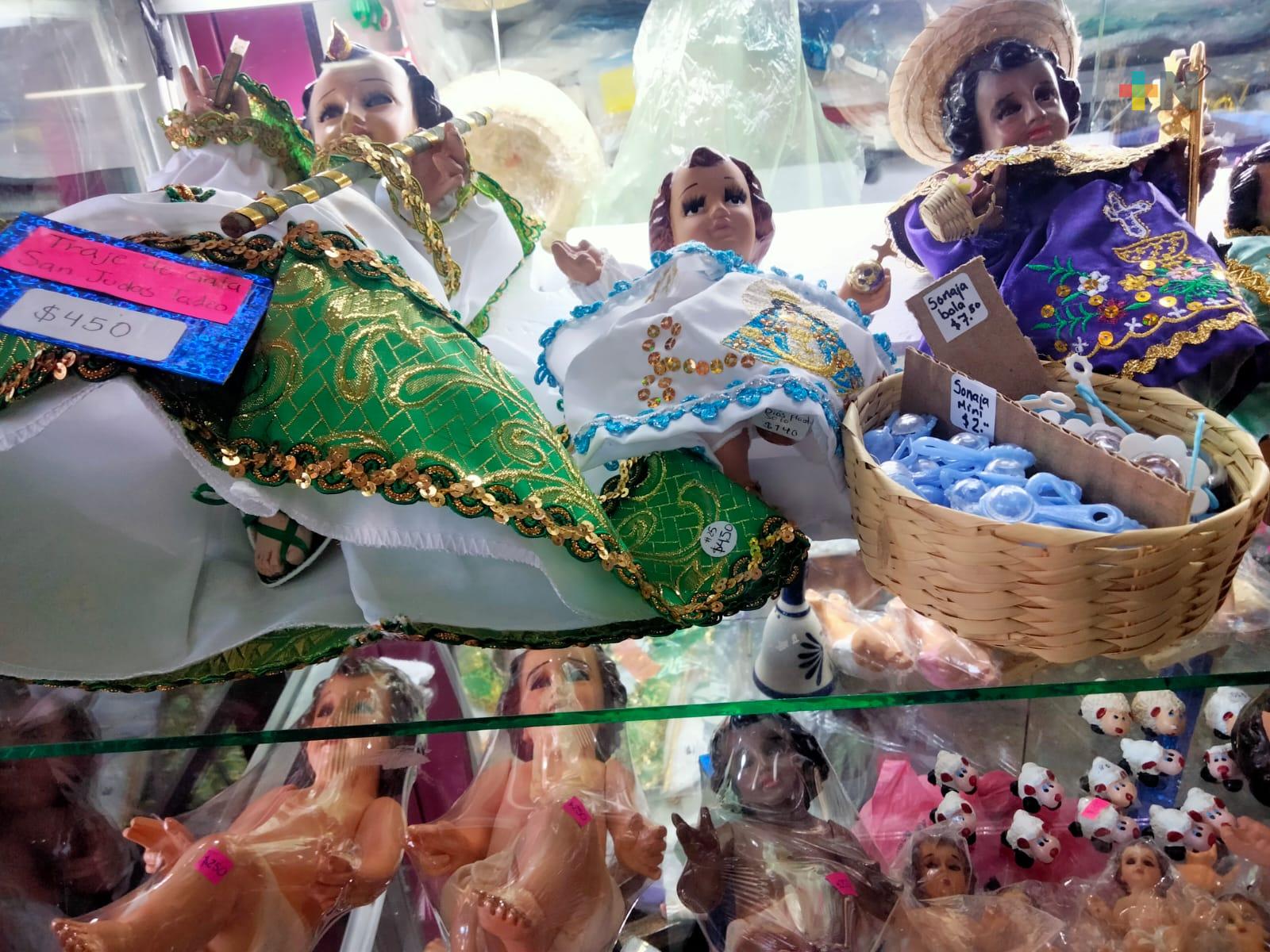 Gran variedad de ropa y accesorios para vestir al Niño Dios en Coatepec